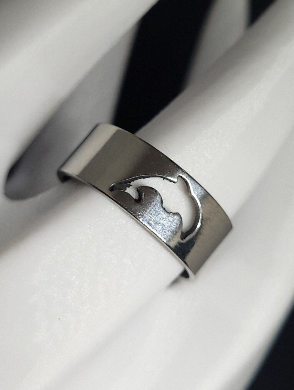 $1 | 10 | Dolphin Cutout Wide Band Ring